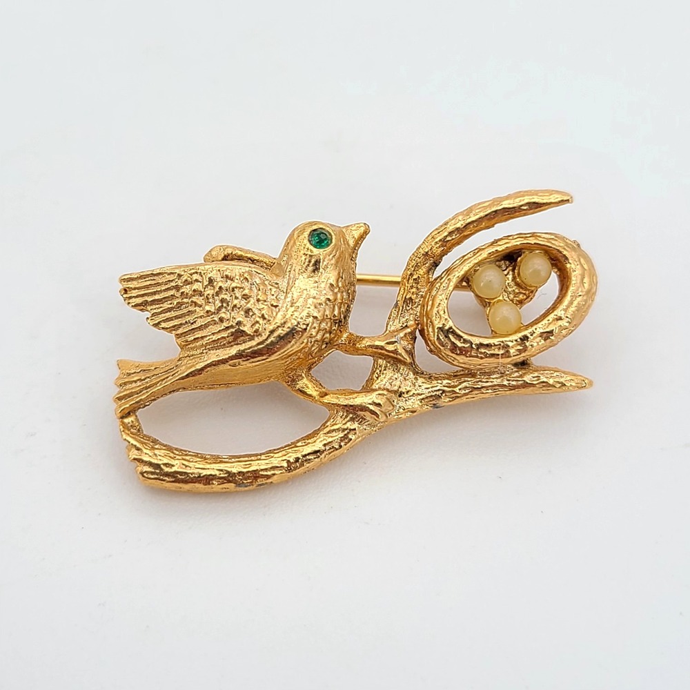 Sarah Coventry Bird Nest Pin Brooch Gold Tone Faux Pearl Eggs 1 1/4" Vintage